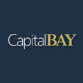 Capital Bay Firmenlogo auf blauem Hintergrund