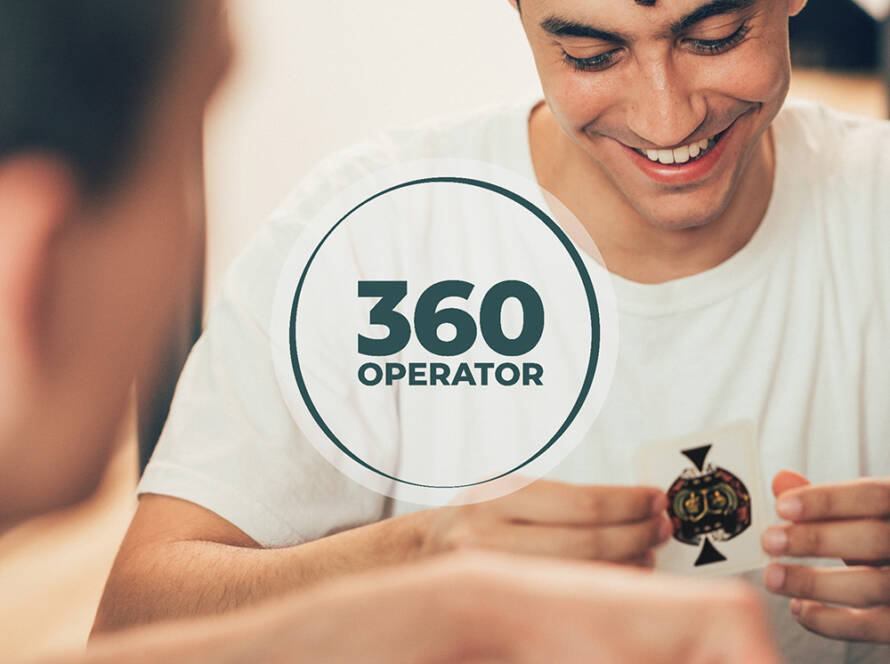 Lächelnder junger Mann beim Spielen, mit dem Logo von 360 Operator – Exklusivpartner von Capital Bay im Bereich Micro Living.