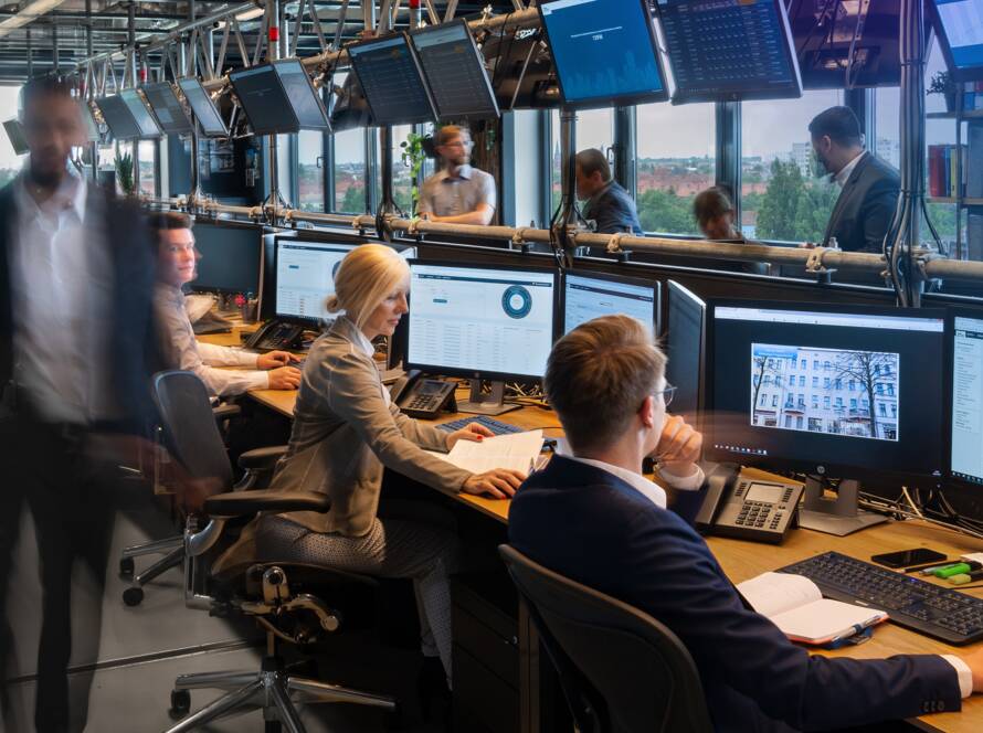 Das Transaction Management Team von Capital Bay in einem modernen Büro, spezialisiert auf Transaktion, Investment und Management von Immobilienprojekten.