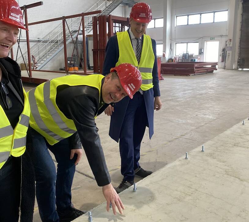 Landrat Frank Steffen besucht die Produktionsstätte von Daiwa House in Fürstenwalde und informiert sich über nachhaltige Modulbauweise